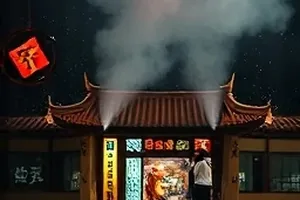 《旧钟表匠》工作台上拆开的机芯与放大镜示意