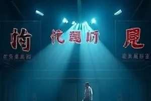 《雨季不打烊》便利店雨夜招牌与玻璃水痕示意